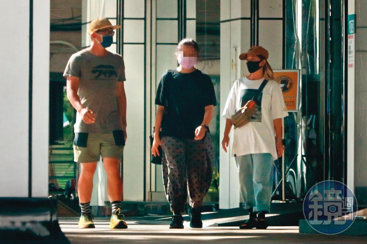 停留1個半小時後，他們步出月子中心，從某些角度已可見林彥君小腹微突。（圖／鏡週刊）