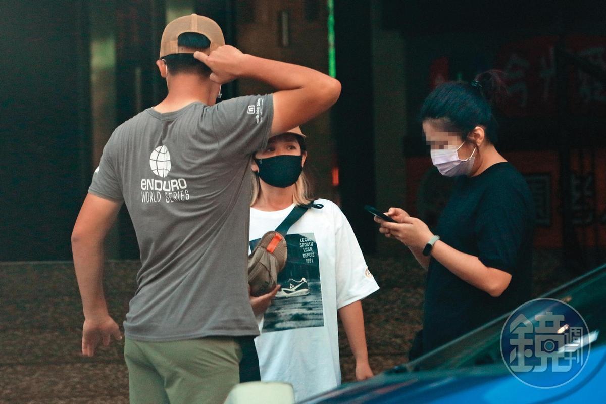 3人參觀完月子中心後，在路邊討論接下來行程。（圖／鏡週刊）