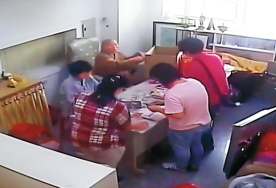 海濤與吳秀慧鬧翻後，2020年5月曾請弟子至三星道場搬現金。（翻攝自影片）