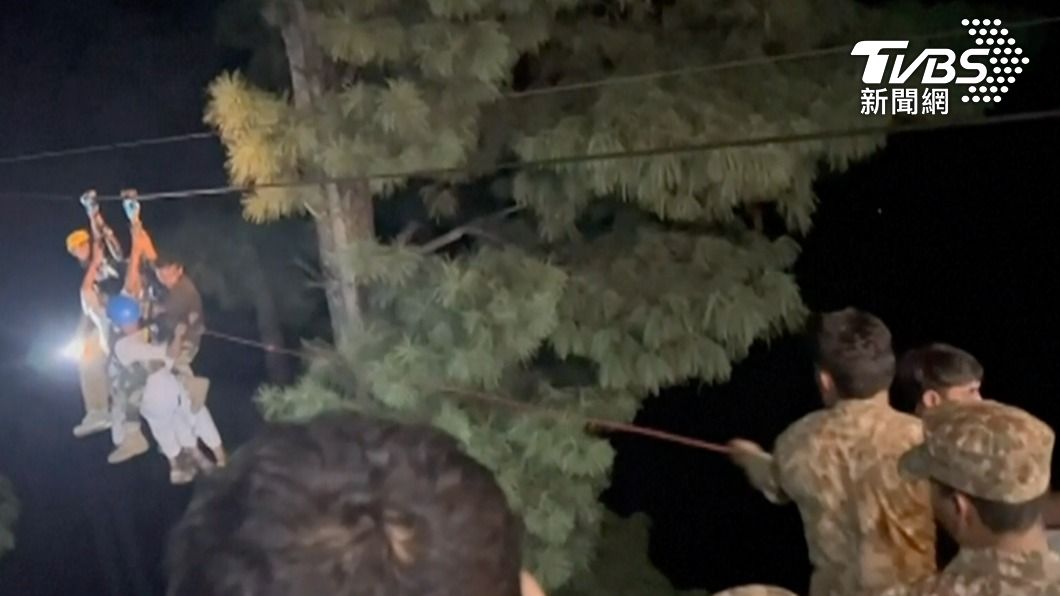巴基斯坦纜車繩索斷!懸掛空中15小時 8乘客獲救畫面曝