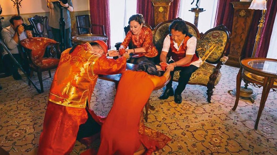 王陽明與蔡詩芸結婚時,循古禮向蔡詩芸的父母奉茶。(圖/百鴻揚提供)