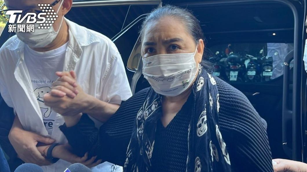 在許常德陪同下陳盈潔抵達台北地檢署執行科。（圖／李昱菫攝）
