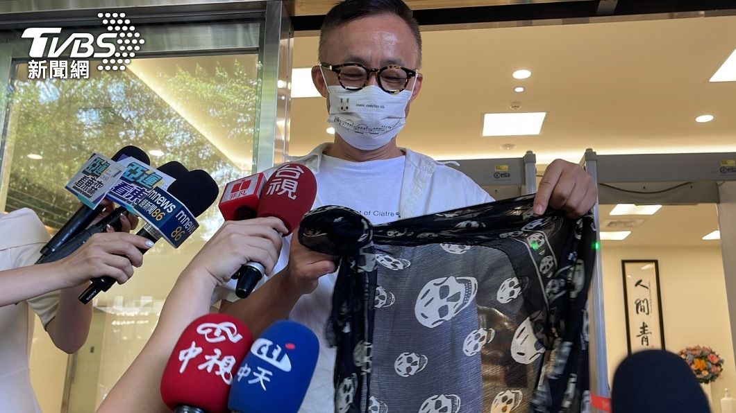 許常德透露陳盈潔的身體狀況差，在車程中吐在絲巾上。（圖／李昱菫攝）