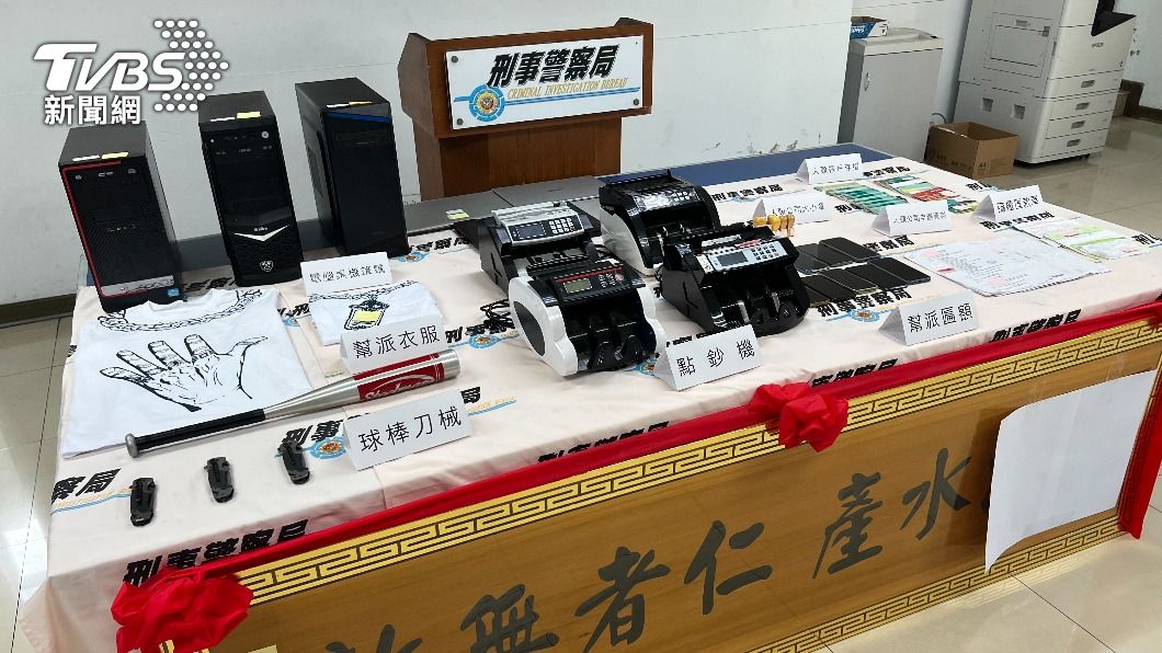 黃姓男子、王姓男子設立竹聯幫堂口從事車手、洗錢等工作，被警方掃蕩瓦解。（圖／TVBS）