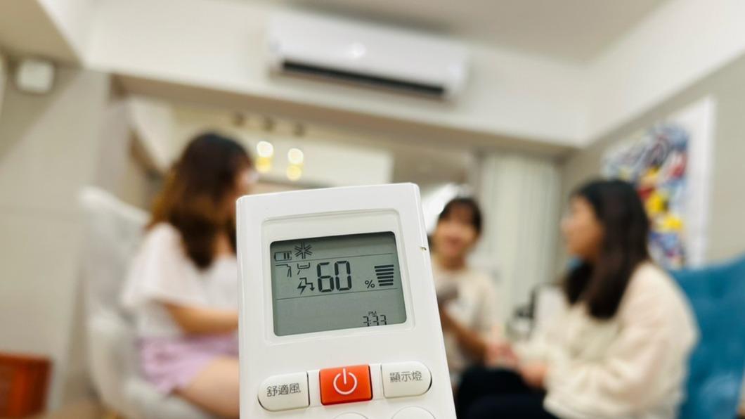 輕觸LG冷氣省電按鈕,可根據室內人數及活動量控制壓縮機低速運轉更省電。(圖/486提供)