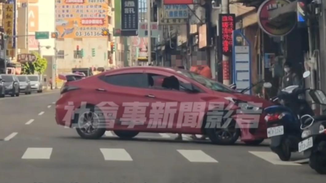 楊男試圖將紅色轎車駕駛拖出車外。（圖／翻攝自社會事新聞影音）