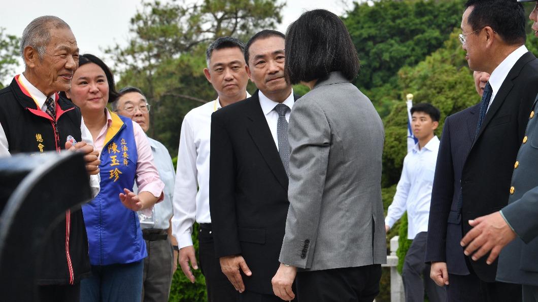 總統蔡英文今（23日）前往金門太武山公墓忠烈殿主持陣公亡將士追思活動，同場侯友宜僅點頭致意。（圖/胡瑞麒攝