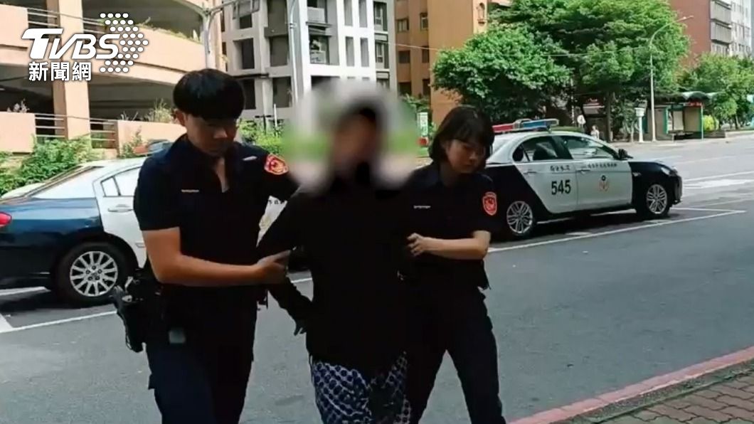持槍男子被警方帶回。（圖／TVBS）