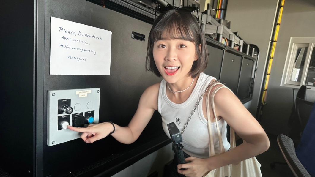 工作人員告訴籃籃按下全壘打大蘋果的按鈕。（圖／樂天女孩提供）