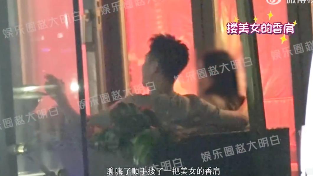 買超被八卦博主直擊摟辣妹香肩。(圖/翻攝自娛樂圈趙大明白微博)
