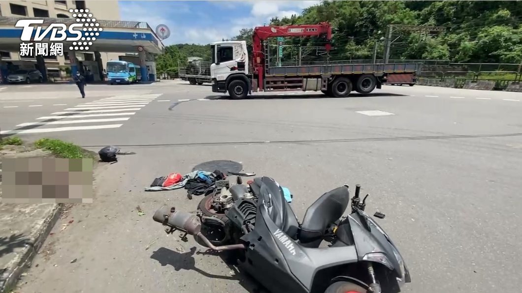 違規貨車撞機車！騎士頭撞阿彌陀佛石柱　當場失生命跡象