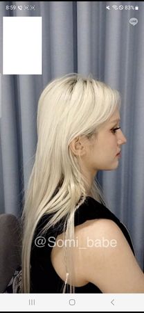 SOMI視訊簽售會時將椅子轉向背對著鏡頭。(圖/翻攝自推特)