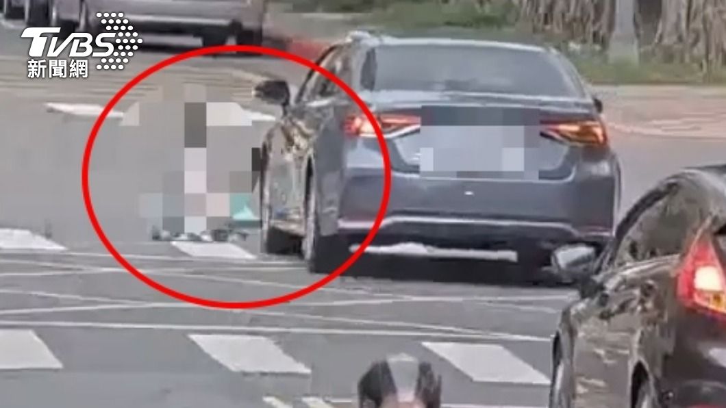 有片/孩童南港馬路溜滑板車 撞汽車「轉圈」慘跌路中