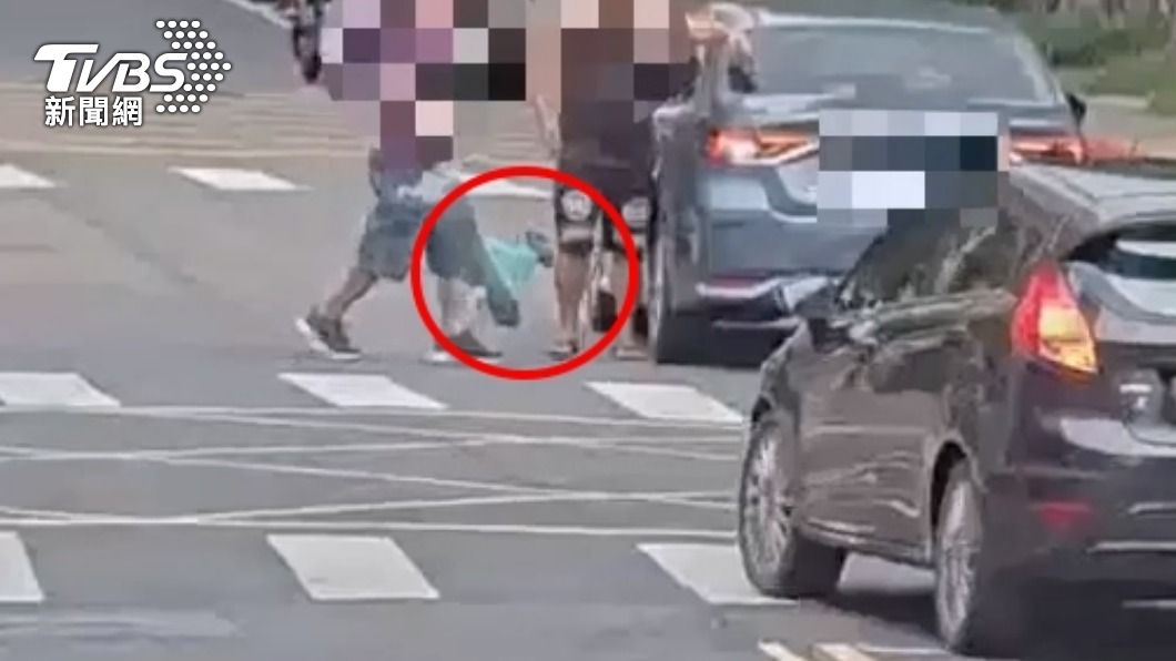 疑似家屬拎起滑板車。（圖／TVBS）