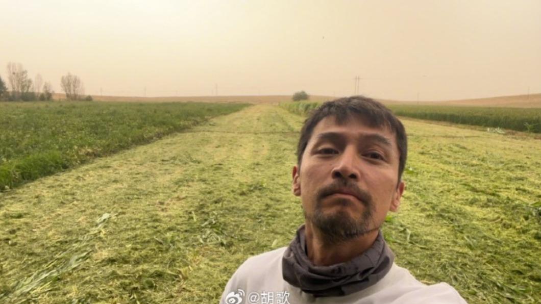 胡歌近來不斷PO崩壞照。(圖/翻攝自胡歌微博)