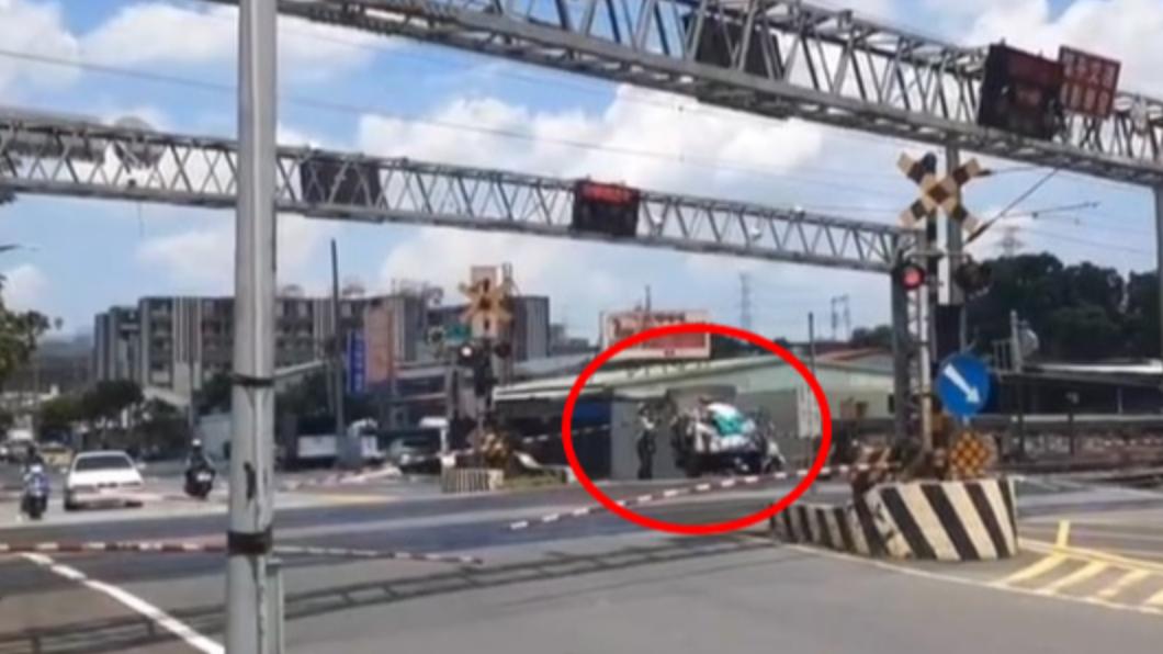 有片／三輪車跑不快...車輪卡鐵軌2正義哥急幫推　鐵警要查了
