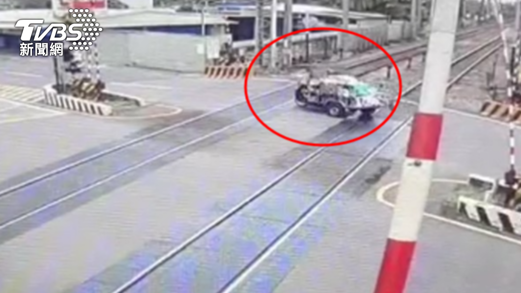 三輪車準備通過時，交通桿未完全放下。（圖／TVBS）
