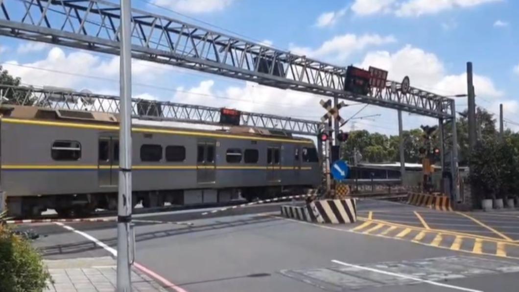 三輪車脫困後火車於1分鐘內通過，相當驚險。（圖／翻攝自社會事新聞影音）