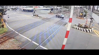 三輪車一度受困平交道。（圖／TVBS）