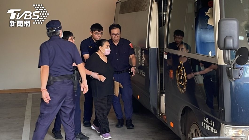 陳盈潔上囚車將送往桃園女子監獄。(圖/李昱菫攝)