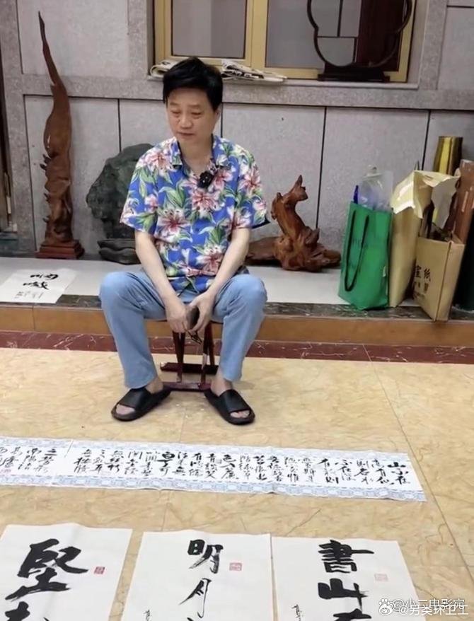 前《央視》大咖節目主持人崔永元擺攤賣畫近況曝光。（圖／翻攝微博）