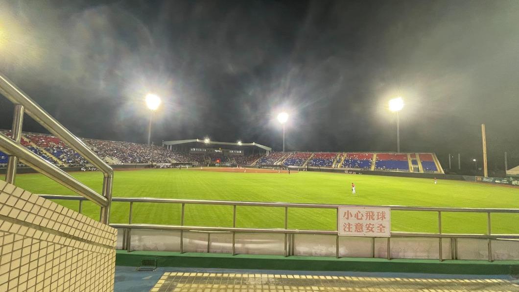 民眾指出,看完球賽手肘刺痛,當下以為是蚊子咬。(圖/翻攝嘉義綠豆大小事臉書)