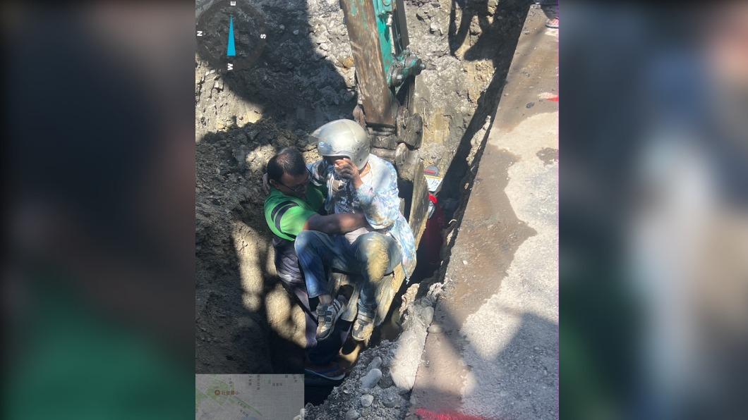 工人以怪手協助將王姓騎士順利脫困。(圖/警方提供)