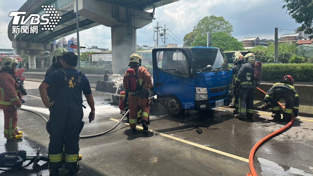 小貨車突竄火!駕駛渾然不覺 民眾大喊才回神保命