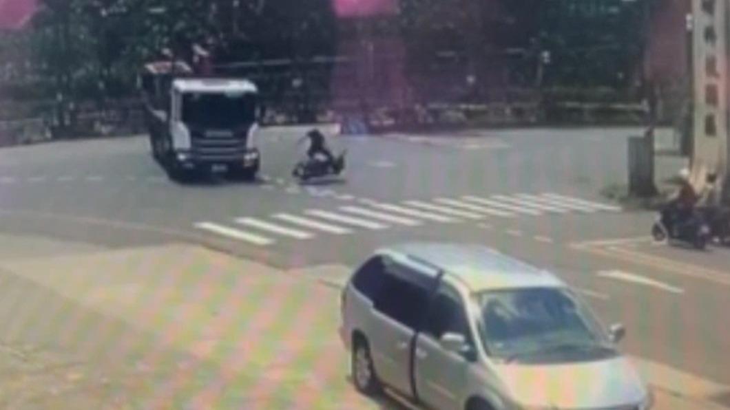 違規左轉的大貨車撞上直行的機車。(圖/民眾提供)