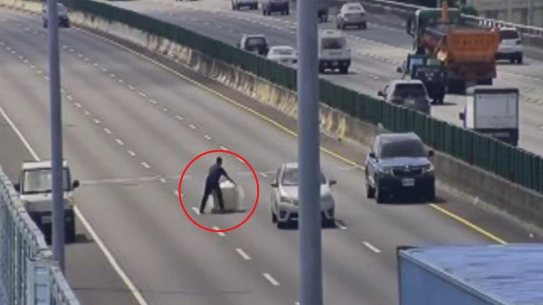 捏把冷汗!洗手台掉落國道中線 熱心駕駛衝下車抱到路肩