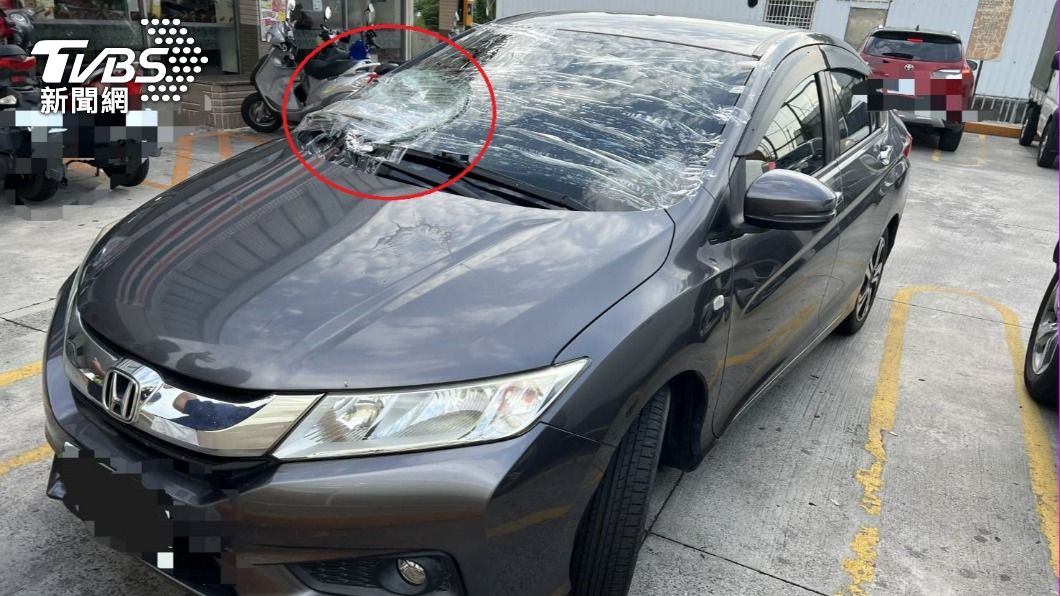 汽車的玻璃破了一個大洞。（圖／TVBS）