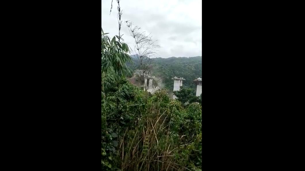 印度東北發生橋樑工地坍塌，造成17人不幸喪命。（圖／翻攝自推特@rajneeshksaxena）