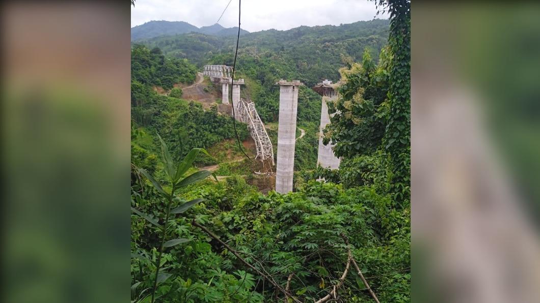 印度東北部發生火車橋樑坍塌,現場有17人不幸喪命。(圖/翻攝自推特@NMukherjee6)