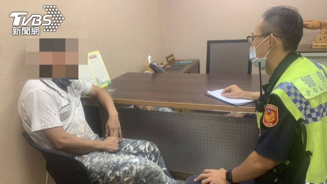 員警苦勸陳男。(圖/TVBS)