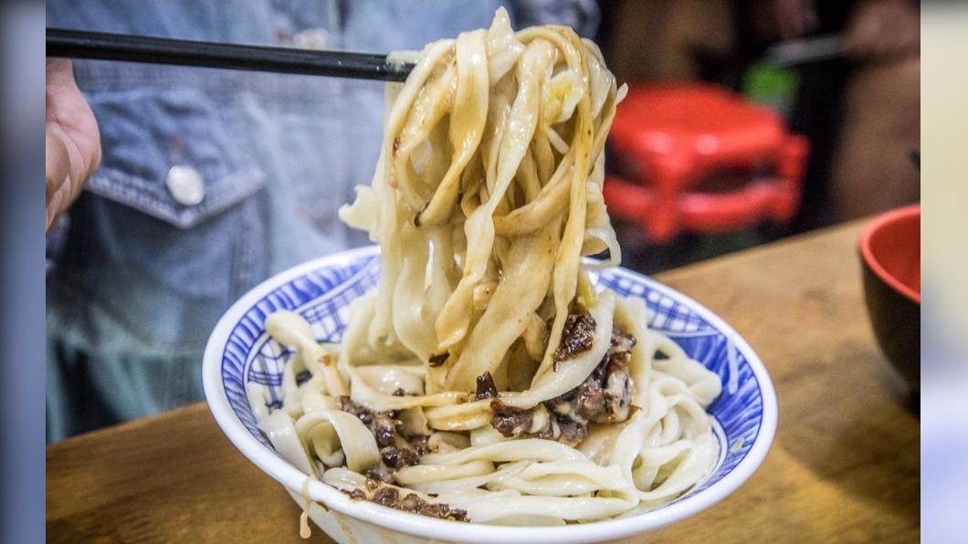 「老士官擀麵」麵Q彈有咬勁,網上評價超高。(圖/大手牽小手玩樂趣)