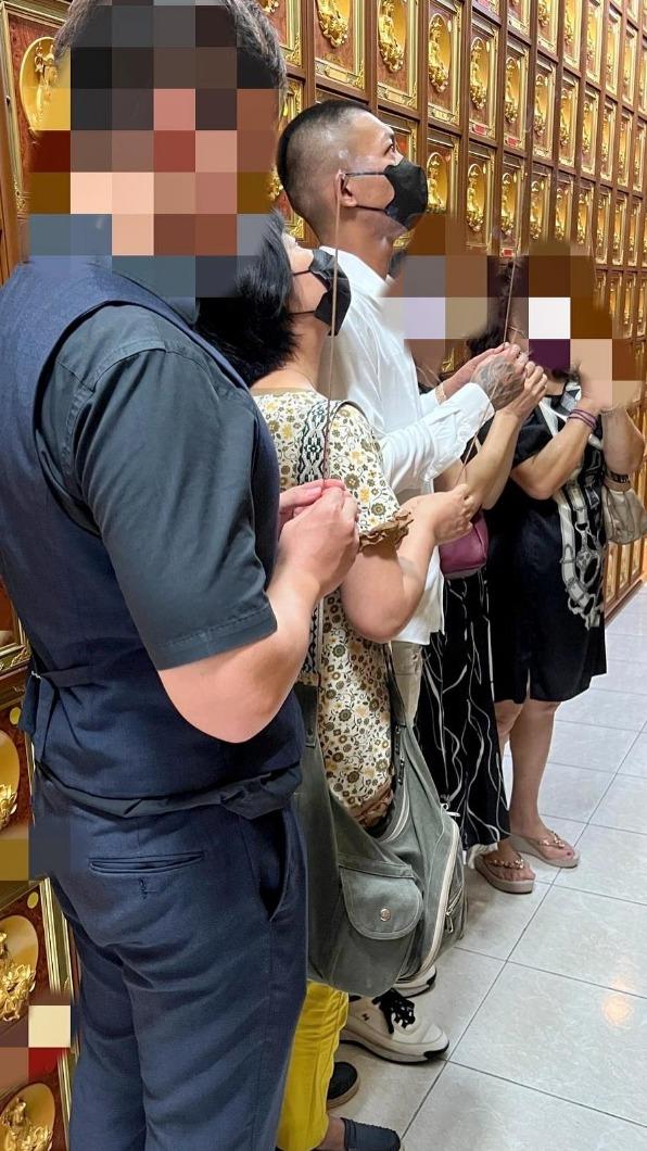 鳳梨誠心地向阿嬤的牌位上香。(圖/翻攝自鳳梨臉書)