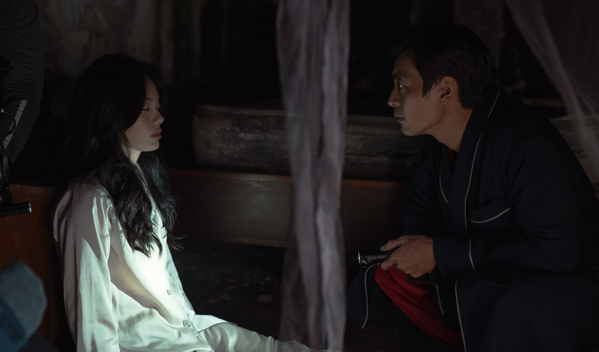 國輝與傳英主演的《腥紅山莊》，結合犯罪偵探與心理驚悚。（圖／公視提供）