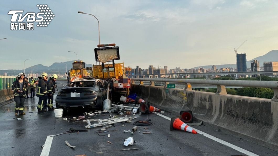 小轎車追撞工程車釀火燒車,駕駛當場死亡。(圖/TVBS)