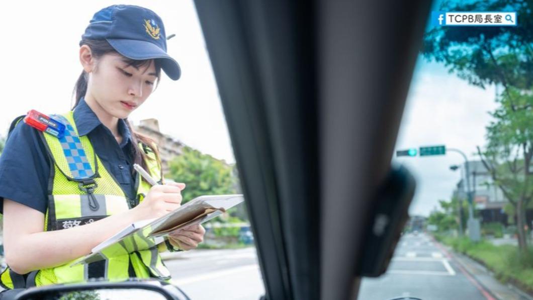 粉專貼出的女警高顏值照片意外引發網友暴動,並跪求聯絡方式。(圖/翻攝自TCPB 局長室臉書粉專)