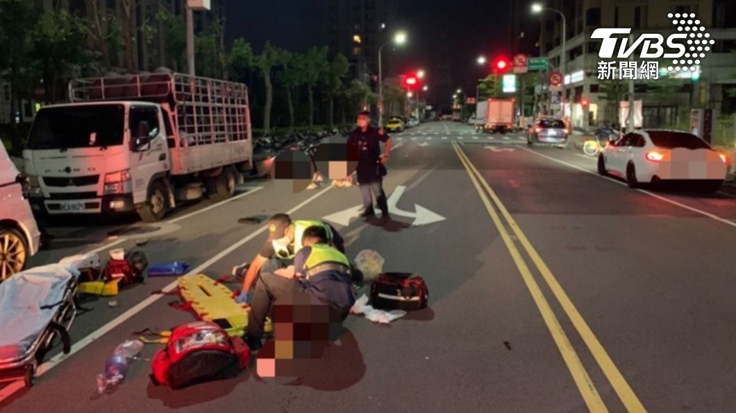 晨運老翁被酒駕車輛撞飛,警消到場搶救。(圖/TVBS)