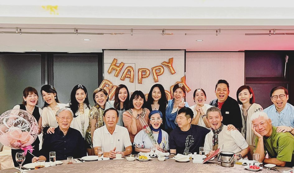頂著一頭藍髮的張小燕,精神看起來似乎不錯。(圖/翻攝VickyIG)