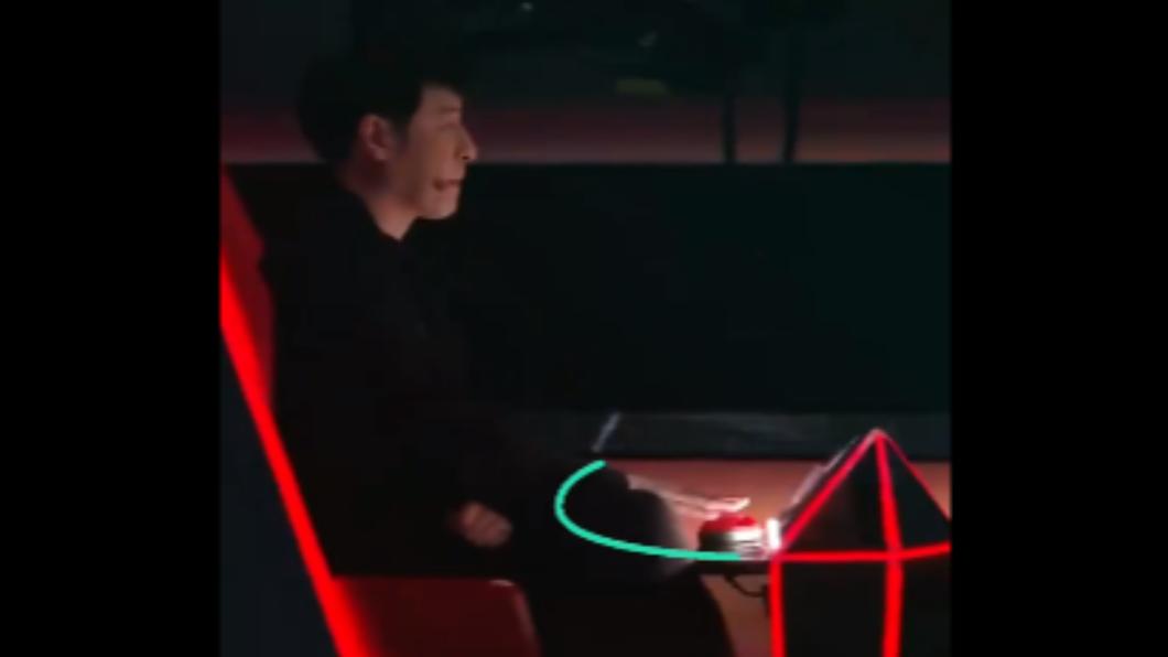 網友將潘瑋柏的影片放慢0.3倍看,發現他的手有放在按鈕上。(圖/新娛微博)
