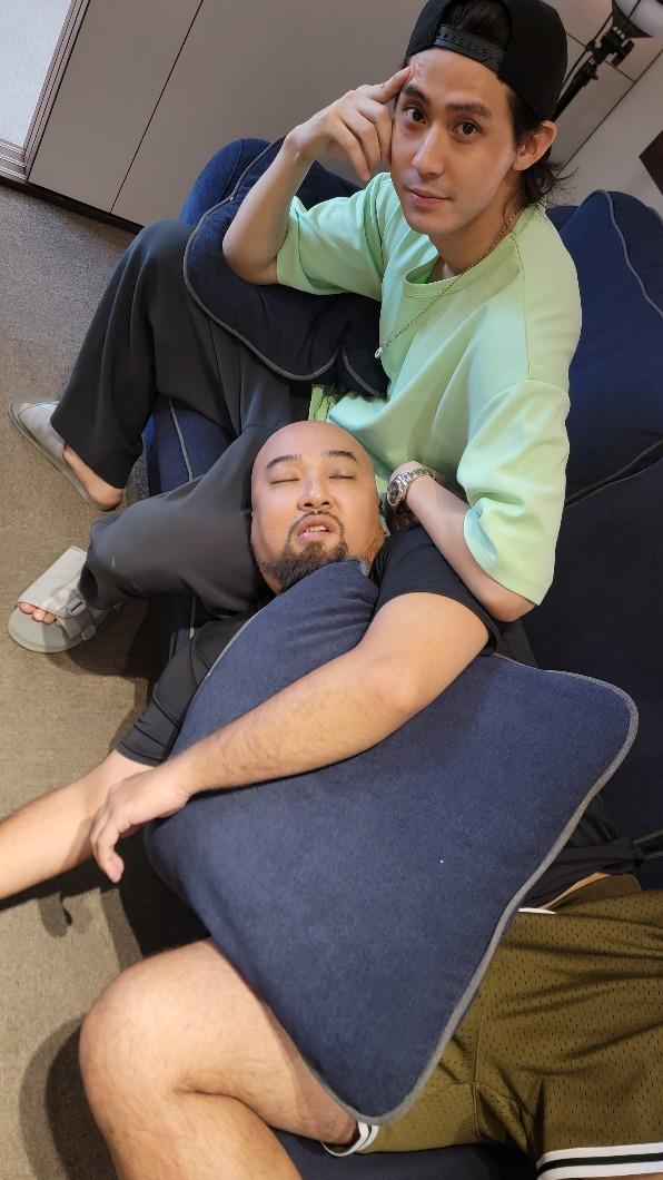 李玉璽（後）與美麗本人互動逗趣。（圖／《麗璽咧敢》提供）
