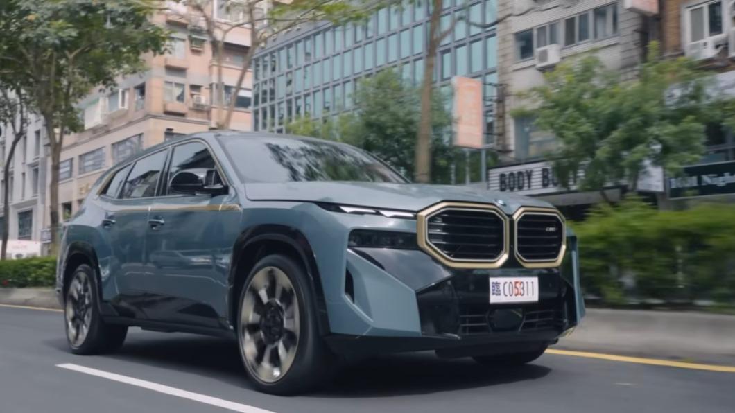 王陽明於大安區忠孝東路上試駕要價900萬的BMW XM新車。(圖/翻攝自Empire Motor Club / EWC YouTube)
