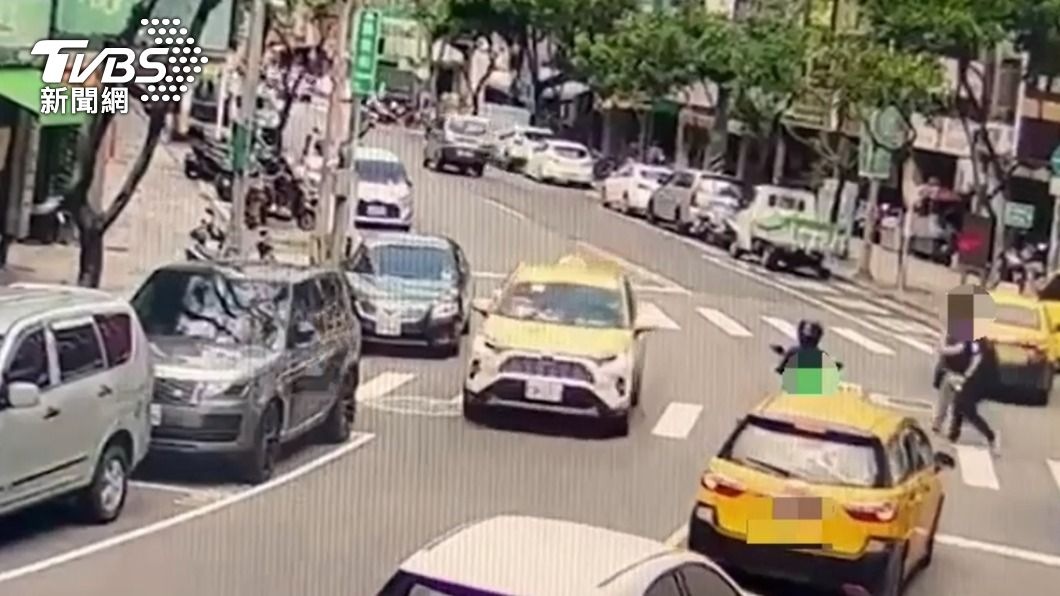 騎士停讓行人被按喇叭　惡劣運將竟譙三字經還刻意衝撞　　