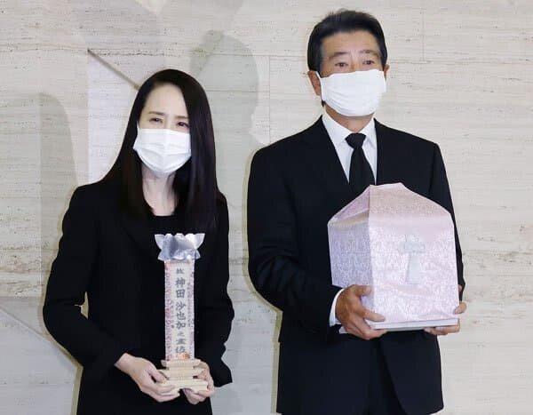 松田聖子（左）、神田正輝當年白髮人送黑髮人的畫面惹哭許多網友。（圖／翻攝自fmkorea）