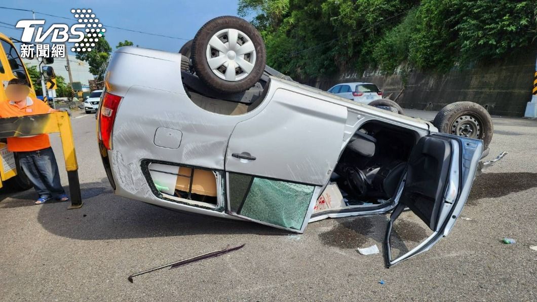 累了嗎？24歲男開車撞花圃翻滾3圈　路口倒栽蔥慘況曝