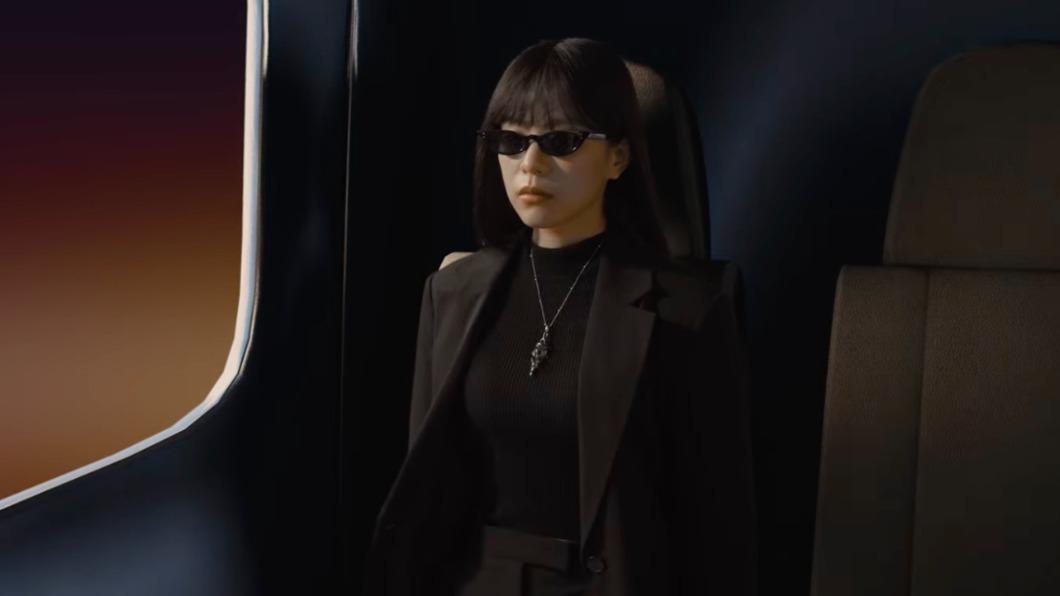 縉Jin在MV中化身女特務,氣場超強。(圖/混血兒娛樂提供)