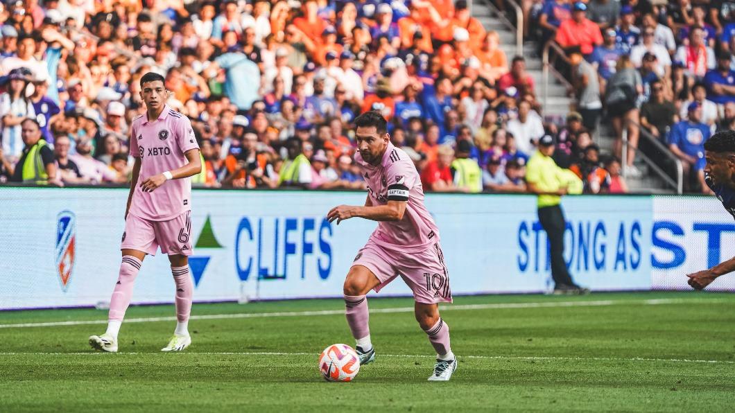 梅西盤球突破。(圖/翻攝自Twitter@InterMiamiCF)