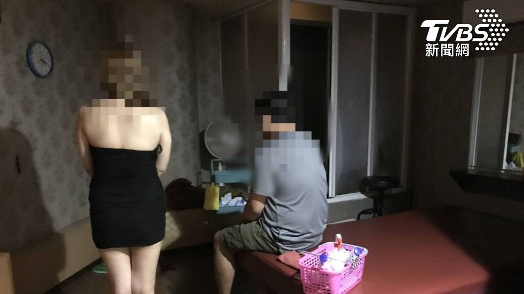 男爽抓龍根！警突攻進小房間　小姐嘴塞「保險套」狼狽遭逮